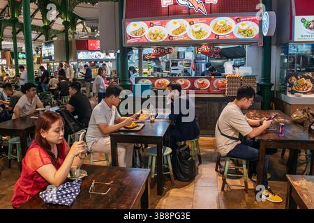Mittagessen in Lau Pa Sat, einer restaurierten viktorianischen Speisesaal, Raffles Quay, Singapur Stockfoto