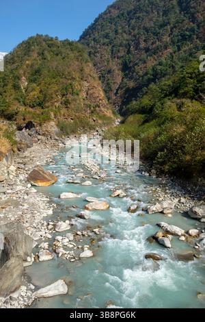 Der Gletscherfluss fließt durch ein felsiges Tal im Himalaya und liefert Süßwasser für die flussabwärts gelegenen Gemeinden. Stockfoto
