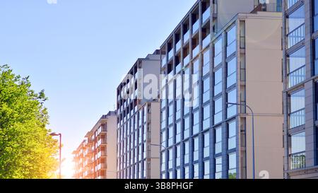 Umweltfreundliches Appartementgebäude spart Energie und frische Luft. Moderner Wohnblock in grüner Umgebung, Wohnwohnung und Luxushauskomplex. Stockfoto
