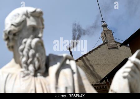 Vatikanstadt, Italien. Mai 2025. Schwarzer Rauch steigt aus dem Kamin der Sixtinischen Kapelle auf, während die Wahl für einen neuen Papst im Kardinalkonklave in Vatikanstadt am 8. Mai 2025 fortgesetzt wird. Quelle: Insidefoto/Alamy Live News Stockfoto
