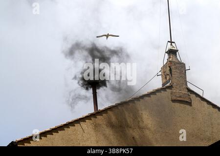 Vatikanstadt, Italien. Mai 2025. Schwarzer Rauch steigt aus dem Kamin der Sixtinischen Kapelle auf, während die Wahl für einen neuen Papst im Kardinalkonklave in Vatikanstadt am 8. Mai 2025 fortgesetzt wird. Quelle: Insidefoto/Alamy Live News Stockfoto