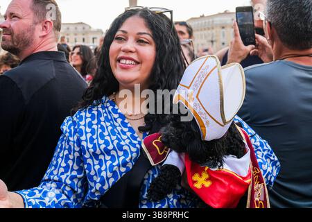 Am zweiten Tag des KONKLAVES im Vatikan, am 8. Mai 2025, im Vatikan, posiert Eine Frau mit ihrem Hund Romeo, verkleidet als Papst, auf dem Petersplatz. Copyright: XAntonioxBalascox Stockfoto