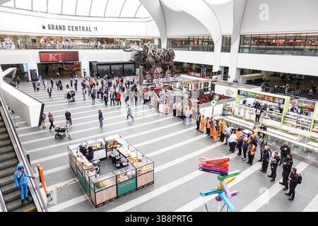 New Street Station, Birmingham, 8. Mai 2025. - Arbeiter und Bürger respektieren eine 2-minütige Schweigeminute um 12 Uhr am VE Day in Birmingham New Street Station. Quelle: British News und Media/Alamy Live News Stockfoto