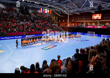 ALMERE, NIEDERLANDE - 12. OKTOBER: Cheftrainer per Johansson aus den Niederlanden, Torhüter Rinka Duijndam aus den Niederlanden, Torhüter Tess Lieder aus den Niederlanden, Torhüter Yara Ten holte aus den Niederlanden, Alieke van Maurik aus den Niederlanden, Larissa Nusser aus den Niederlanden, Tamara Haggerty aus den Niederlanden, Kim Molenaar aus den Niederlanden, Kelly Dulfer aus den Niederlanden, Merel Freriks aus den Niederlanden, Inger Smits aus den Niederlanden, Zoe Sprengers aus den Niederlanden, Angela Malestein aus den Niederlanden, Kelly Vollebregt aus den Niederlanden, Harma van Kreij aus den Niederlanden und Stockfoto