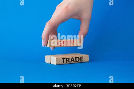 Graues Handelssymbol. Holzblöcke mit den Worten grauer Handel. Wunderschöner blauer Hintergrund. Geschäftsmann Hand. Business- und Grauhandelskonzept. Kopierbereich. Stockfoto