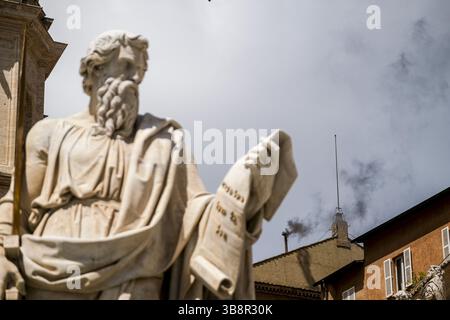 San Pietro, Italien. Mai 2025. Schwarzer Rauch weht aus dem Kamin auf dem Dach der Sixtinischen Kapelle: Die Kardinäle konnten in der zweiten Abstimmung des geheimen Konklaves im Vatikan am 8. Mai keinen neuen Papst wählen. Die katholischen Kardinäle treffen sich am Nachmittag, um für den neuen Papst zu stimmen, teilte der Vatikan mit. Rom, 08. Mai 2025 Credit: Live Media Publishing Group/Alamy Live News Stockfoto