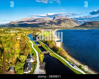 Blick auf den Caledonian Canal, Caol Beach und Nevis Range Mountains von einer Drohne aus, Corpach, Fort William, Highland, Schottland Stockfoto