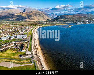 Blick auf Caol Beach und Nevis Range Mountains von einer Drohne aus, Corpach, Fort William, Highland, Schottland Stockfoto