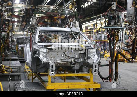 Bam, Iran. Mai 2025. Eine Montagewerkstatt von Kerman Motor ist in der Arg Jadid Sonderwirtschaftszone nahe BAM in der Provinz Kerman, Iran, am 3. Mai 2025 abgebildet. Eine große Anzahl von Automobilherstellern und Autoteileunternehmen hat Fabriken in der von der iranischen Regierung errichteten Sonderwirtschaftszone Arg Jadid errichtet. Quelle: Shadati/Xinhua/Alamy Live News Stockfoto