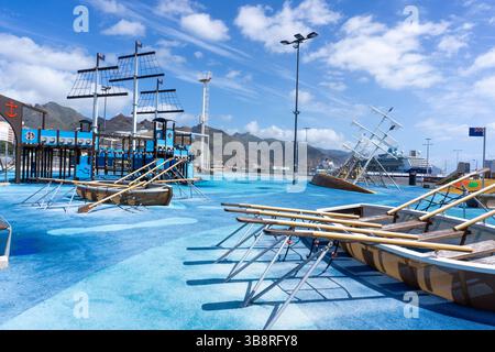 Weitwinkelblick auf den Parque de La Gesta Del 25 de Julio in Santa Cruz de Tenerife, dem größten Kinderpark Teneriffas mit Spielbereichen Stockfoto