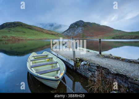 Misty morning on a small lake in Snowdonia National Park, Wales. Stockfoto