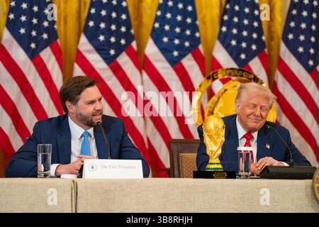 WASHINGTON DC, USA - 6. Mai 2025 - US-Präsident Donald Trump und Vizepräsident JD Vance nehmen am Dienstag, den 6. Mai 2025, an einem Treffen der FIFA Task Force Teil Stockfoto