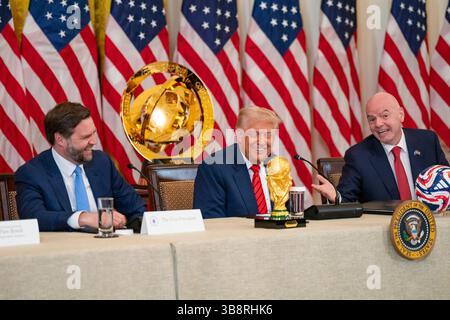 WASHINGTON DC, USA - 6. Mai 2025 - US-Präsident Donald Trump und Vizepräsident JD Vance nehmen am Dienstag, den 6. Mai 2025, an einem Treffen der FIFA Task Force Teil Stockfoto