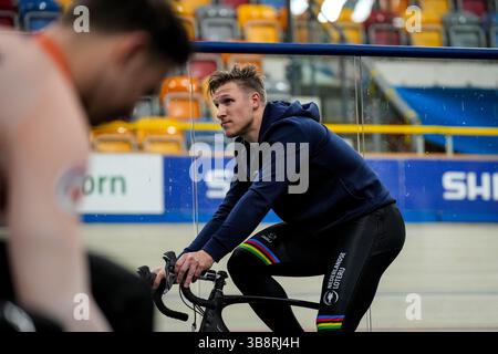 APELDOORN, NIEDERLANDE - 28. DEZEMBER: Jeffrey Hoogland aus den Niederlanden wärmt sich am 2. Tag der niederländischen Meisterschaften 2023 auf der Strecke Radfahren in Omnisport Apeldoorn am 28. Dezember 2023 in Apeldoorn auf. (Foto: Agentur Rene Nijhuis/BSR) Stockfoto