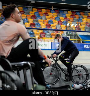 APELDOORN, NIEDERLANDE - 28. DEZEMBER: Jeffrey Hoogland aus den Niederlanden wärmt sich am 2. Tag der niederländischen Meisterschaften 2023 auf der Strecke Radfahren in Omnisport Apeldoorn am 28. Dezember 2023 in Apeldoorn auf. (Foto: Agentur Rene Nijhuis/BSR) Stockfoto