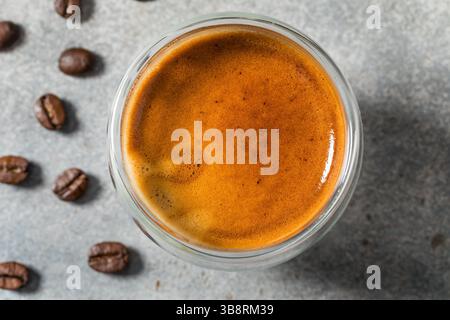 Heißer, erfrischender Espresso-Kaffee in einer Glasschale Stockfoto