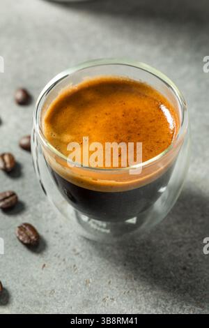 Heißer, erfrischender Espresso-Kaffee in einer Glasschale Stockfoto