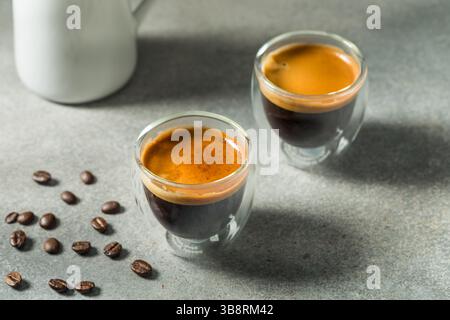 Heißer, erfrischender Espresso-Kaffee in einer Glasschale Stockfoto