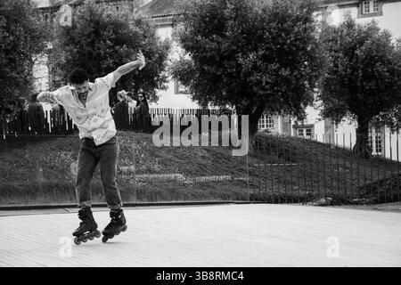 Ein Mann, der im Jardim das Oliveiras von Porto auf Rollerblase fährt Stockfoto