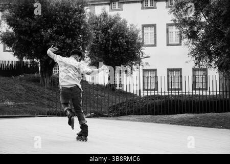 Ein Mann, der im Jardim das Oliveiras von Porto auf Rollerblase fährt Stockfoto