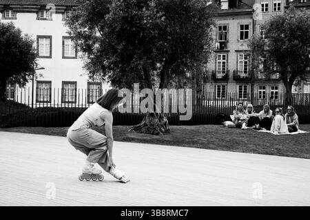 Eine Frau, die im Jardim das Oliveiras von Porto mit Rollerblaten unterwegs ist Stockfoto