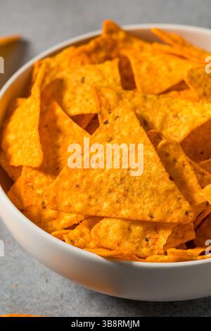 Salzige Nacho-Käse-Tortilla-Chips in einer Schüssel Stockfoto