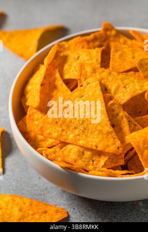 Salzige Nacho-Käse-Tortilla-Chips in einer Schüssel Stockfoto