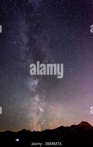 Die Milchstraße über die Berglandschaft Stockfoto