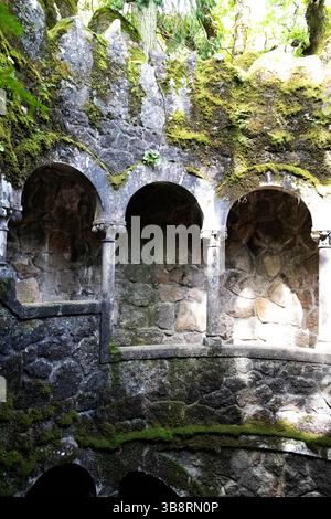 Blick aus dem Inneren des initiatischen Brunnens auf die Quinta da Regaleira in Sintra Stockfoto