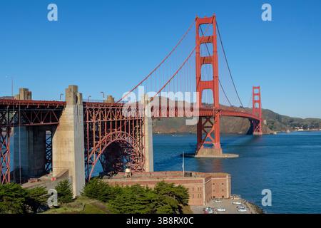 Die Golden Gate Bridge überspannt die Meerenge und verbindet San Francisco. Ein Meilenstein für Reisen und Ingenieurskunst. Stockfoto