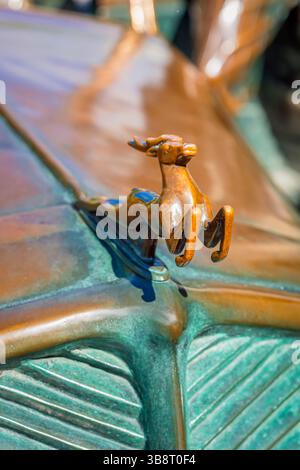Rotwild auf dem Wolga-Auto laufen lassen. Nahaufnahme einer eleganten Vintage-Bronze-Hirschskulptur eines Tieres, feine Handwerkskunst und künstlerische Details. Konzept von Stockfoto