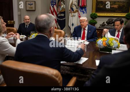 WASHINGTON DC, USA - 6. Mai 2025 - US-Präsident Donald Trump und Vizepräsident JD Vance bei einem bilateralen Treffen mit dem kanadischen Premierminister Mark Carn Stockfoto