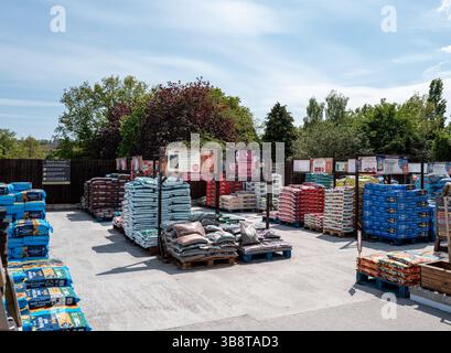 Pflanzen und Gartenmaterialien zum Verkauf in britischen Gartenzentren. Stockfoto