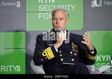 Admiral Rob Bauer, Vorsitzender des NATO-Militärausschusses (2021-2025), nimmt am 8. Mai 2025 am 17. Jährlichen Kiewer Sicherheitsforum in Kiew, Ukraine, Teil. (Foto: Pavlo Bahmut/Ukrinform) Stockfoto