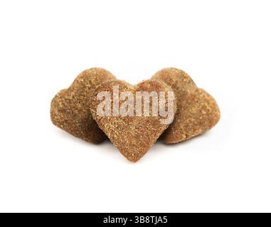 Haufen herzförmiger Kekse für Katzen oder Hunde. Gruppe brauner, weicher Kaugummis für Haustiere. Leckereien oder Snacks zur Ergänzung der Ernährung mit Vitaminen oder Medikamenten. Se Stockfoto