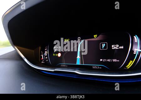 07. MAI 2025 – London, Großbritannien – Nahaufnahme eines Auto-Armaturenbretts und einer Instrumententafel mit Details zu Geschwindigkeit und Navigation. Stockfoto