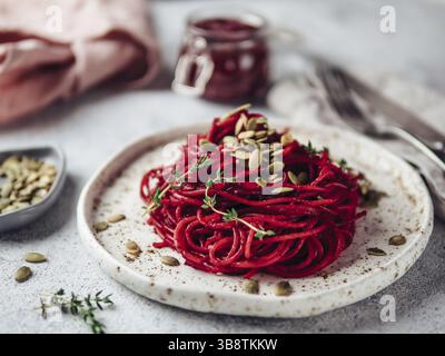 Rote Beete pesto oder Hummus. Hausgemachte Zuckerrüben Pesto in Glas und frischem Thymian auf dunklen schwarzen Hintergrund. Kopieren Sie Platz für Text. Ideen und Rezepte für Stockfoto