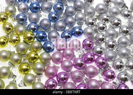 Weihnachtsbaumkugeln mit Spitze isoliert auf weiß Stockfoto