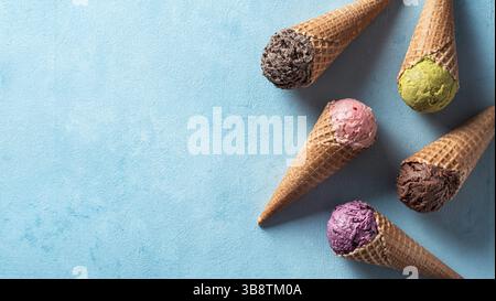 Verschiedene Eis Schaufeln in Kegel mit kopieren. Bunte Eis in der Waffel mit Schokolade, Erdbeere, Heidelbeere, Pistazien oder Matcha, Kekse chocola Stockfoto