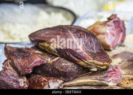 Stücke rohen roten Schweinefleischs aus dem ländlichen Raum Stockfoto