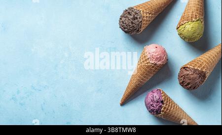 Verschiedene Eis Schaufeln in Kegel mit kopieren. Bunte Eis in der Waffel mit Schokolade, Erdbeere, Heidelbeere, Pistazien oder Matcha, Kekse chocola Stockfoto