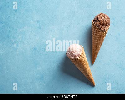 Verschiedene Eis Schaufeln in Kegel mit kopieren. Bunte Eis in der Waffel mit Schokolade, Erdbeere, Heidelbeere, Pistazien oder Matcha, Kekse chocola Stockfoto