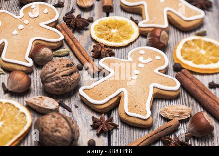 Lebkuchen mit Gewürzen auf dem Holztisch. Einrichtung mit Weihnachtsaroma Stockfoto