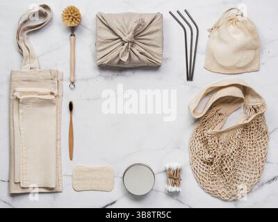 Konzept ohne Verschwendung. Textilverpackung Geschenk, Öko-Taschen, Metall-Strohhalme, umweltfreundliche Küchengeräte, Bambus Zahnbürste und Wattestäbchen, wiederverwendbare Wattepads Stockfoto