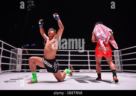 22. September 2023, Bangkok, Thailand: Superlek (L) von Thailand während der ONE Friday Fights 34 im Lumpinee Boxing Stadium. (Foto: © Amphol Thongmueangluang/SOPA Images via ZUMA Press Wire) Stockfoto