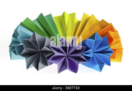 Bunte Origami-Blüteneinheiten, isoliert auf weißem Kreis, geteilt wie Regenbogen Stockfoto