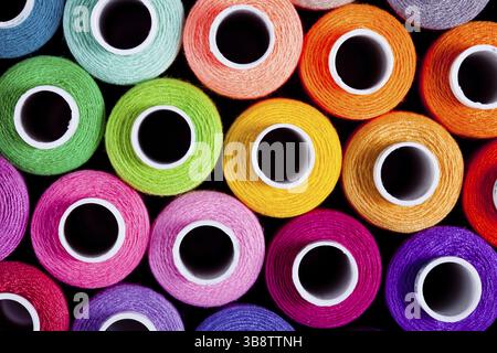 Nähfäden als einen bunten Hintergrund hautnah Stockfoto