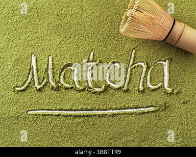 Matcha Wort über grünem Matcha-Teepulver-Hintergrund und Bambus schlagen Chasen. Draufsicht oder flache Lage Stockfoto