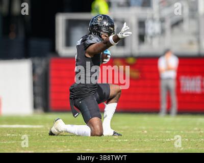 25. November 2023: Der Wide Receiver Kobe Hudson (2) der UCF Knights reagierte, nachdem er im FBC Mortgage Stadium in Orlando, FL, im ersten Halbjahr einen ersten Rückstand im NCAA-Football-Spiel zwischen den Houston Cougars und den UCF Knights erzielt hatte. Romeo T Guzman/CSM (Kreditbild: Stockfoto