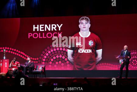 Ieuan Evans, Vorsitzender und Tourmanager der British & Irish Lions, enthüllt Henry Pollock als Teammitglied während der Ankündigung des British and Irish Lions Squad in der AmEx Lounge im O2, London. Bilddatum: Donnerstag, 8. Mai 2025. Stockfoto